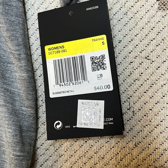 Nike dri-fit oversized gray training crop front pocket logo T-shirt - Picture 9 of 14